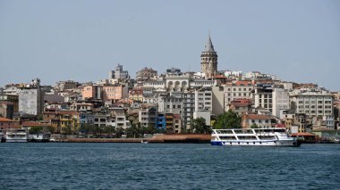Istanbul, Türkiye - 24 Mayıs: Görünüm 24 Mayıs 2018 tekneleri ve Istanbul Türkiye'de Boğaz boyunca binalar. Kimliği belirsiz kişi