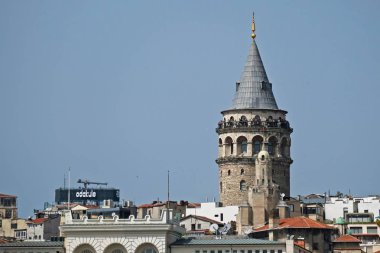 Istanbul, Türkiye - 24 Mayıs: Görünüm 24 Mayıs 2018 Istanbul'da Galata Kulesi. Kimliği belirsiz kişi.