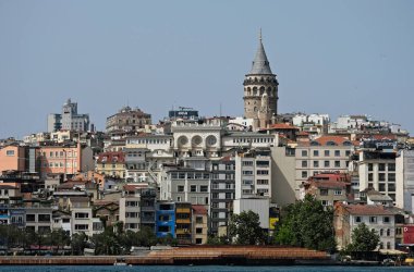 Istanbul, Türkiye - 24 Mayıs: Görünüm 24 Mayıs 2018 Istanbul'da Galata Kulesi. Kimliği belirsiz kişi.