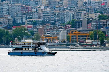 Istanbul, Türkiye - 24 Mayıs: Görünüm 24 Mayıs 2018 tekneleri ve Istanbul Türkiye'de Boğaz boyunca binalar. Kimliği belirsiz kişi