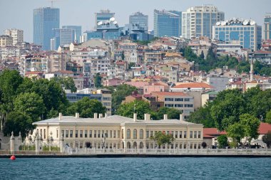 Istanbul, Türkiye - 24 Mayıs: Görünümü üzerinde 24 Mayıs 2018 yanındaki Dolmabahçe Sarayı ve Istanbul Türkiye'de müze binasının