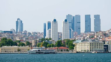Istanbul, Türkiye - 24 Mayıs: 24 Mayıs 2018 Beşiktaş Istanbul Türkiye'de, Vapur İskelesi yanındaki binaların görünüm