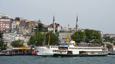 Istanbul, Türkiye - 24 Mayıs: Görünümünü Uskadar feribot 24 Mayıs 2018 Istanbul'da terminal bırakarak bir feribot. Kimliği belirsiz kişi