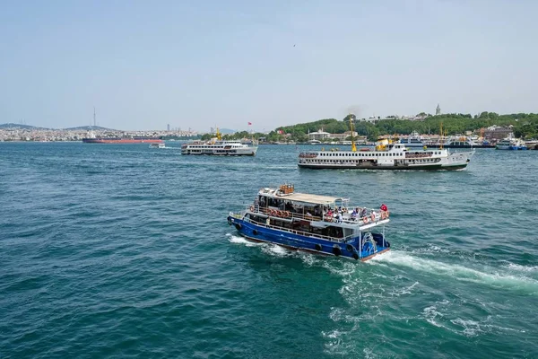 Стамбул Туркей Мая Вид Лодки Здания Вдоль Босфора Стамбуле Турция — стоковое фото