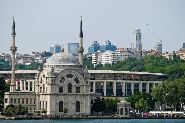 Istanbul, Türkiye - 24 Mayıs: Görünüm Dolmabahçe Camii Istanbul Türkiye'de 24 Mayıs 2018
