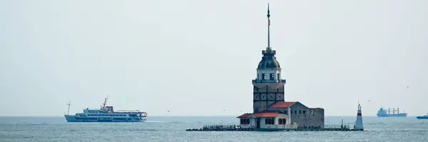 Istanbul Turkiet Maj Utsikt Över Båtar Och Jungfrutornet Bosporen Istanbul — Stockfoto