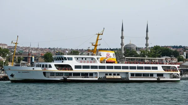 Istanbul Türkei Mai 2018 Blick Auf Eine Fähre Die Den — Stockfoto