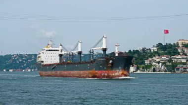 Istanbul, Türkiye - 24 Mayıs: Görünümü bir gemi aşağı Boğaziçi Istanbul Türkiye'de 24 Mayıs 2018 üzerinde seyir