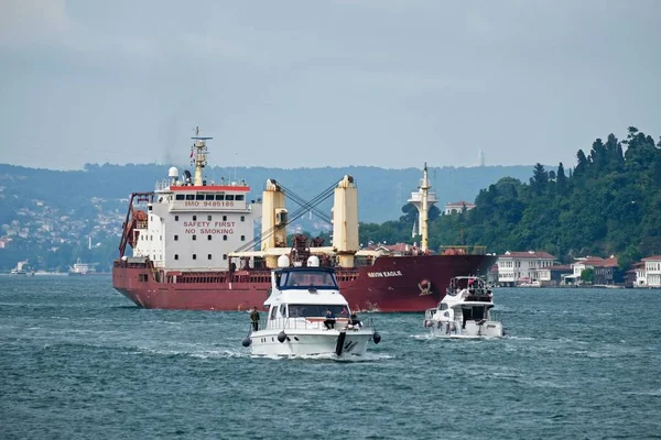 Istanbul Turchia Maggio Veduta Una Nave Barche Che Navigano Lungo — Foto Stock