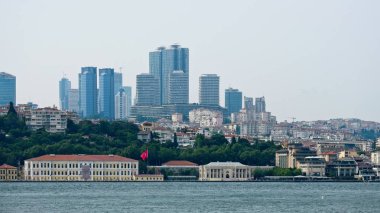 İstanbul, Türkiye-24 Mayıs: Istanbul 'da Dolmabahçe Sarayı ve Müzesi yakınlarında Boğaziçi 'nden yükselen binaların görünümü 24 Mayıs 2018