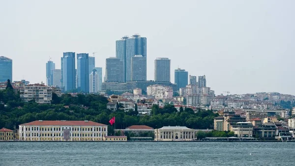 Istanbul Turquia Maio Vista Dos Edifícios Que Erguem Bósforo Perto — Fotografia de Stock