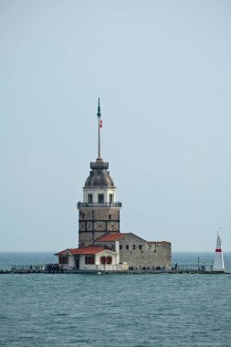 İstanbul, Türkiye-24 Mayıs: Istanbul 'daki boğaz 'daki Kız Kulesi 'nin görünümü 24 Mayıs 2018. Tanımlanamayan insanlar