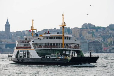 Istanbul, Türkiye - 24 Mayıs: Görünüm 24 Mayıs 2018 tekneleri ve Istanbul Türkiye'de Boğaz boyunca binalar. Kimliği belirsiz kişi