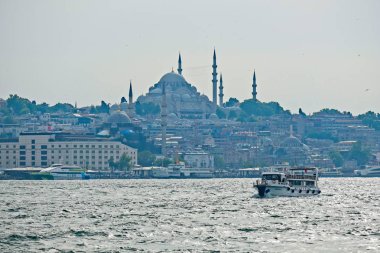 Istanbul, Türkiye - 24 Mayıs: Görünüm 24 Mayıs 2018 tekneleri ve Istanbul Türkiye'de Boğaz boyunca binalar. Kimliği belirsiz kişi