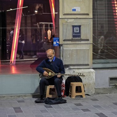 İstanbul, Türkiye-24 Mayıs: Istanbul Türkiye 'de gece Buskingt 24 Mayıs 2018. Tanımlanamayan insanlar