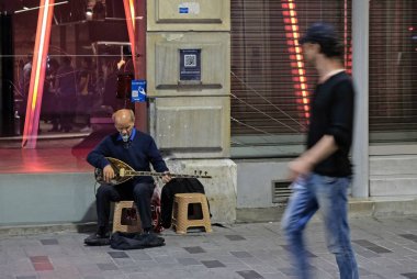 İstanbul, Türkiye-24 Mayıs: Istanbul Türkiye 'de gece Buskingt 24 Mayıs 2018. Tanımlanamayan insanlar