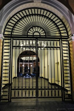 İstanbul, Türkiye-24 Mayıs: Istanbul Türkiye 'de gece aydınlatılmış bina girişi 24 Mayıs 2018