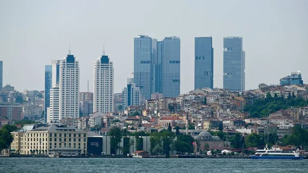 İstanbul, Türkiye-24 Mayıs: Istanbul 'da Dolmabahçe Sarayı ve Müzesi yakınlarında Boğaziçi 'nden yükselen binaların görünümü 24 Mayıs 2018