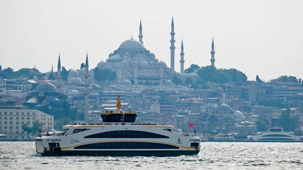 Istanbul, Türkiye - 24 Mayıs: Görünüm 24 Mayıs 2018 tekneleri ve Istanbul Türkiye'de Boğaz boyunca binalar. Kimliği belirsiz kişi