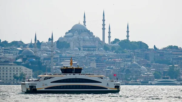 Istanbul Turquia Maio Vista Barcos Edifícios Longo Bósforo Istambul Turquia — Fotografia de Stock