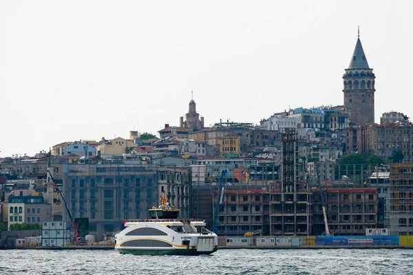 İstanbul, Türkiye-24 Mayıs: Istanbul 'da Boğaziçi boyunca tekne ve binaların görünümü 24 Mayıs 2018. Tanımlanamayan insanlar