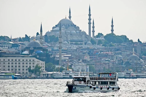 Istanbul, Türkiye - 24 Mayıs: Görünüm 24 Mayıs 2018 tekneleri ve Istanbul Türkiye'de Boğaz boyunca binalar. Kimliği belirsiz kişi
