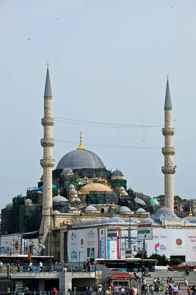 Istanbul Turquia Maio Vista Mesquita Yeni Passando Por Reparos Istambul — Fotografia de Stock