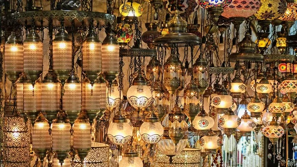 土耳其伊斯坦布尔 5月25日 2018年5月25日在土耳其伊斯坦布尔的大集市上出售的灯光 — 图库照片