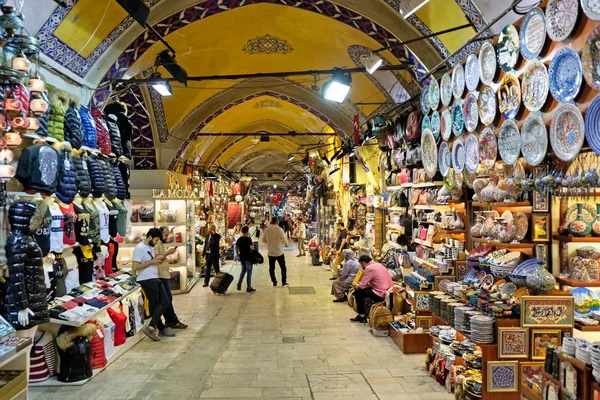 İstanbul, Türkiye-25 Mayıs: Istanbul 'da kapalı çarşı 'da alışveriş yapan Insanlar 25 Mayıs 2018. Tanımlanamayan insanlar