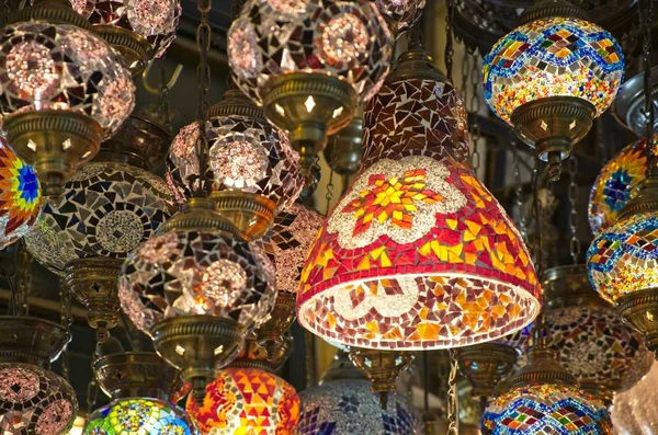 土耳其伊斯坦布尔 5月25日 2018年5月25日在土耳其伊斯坦布尔的大集市上出售的灯光 — 图库照片