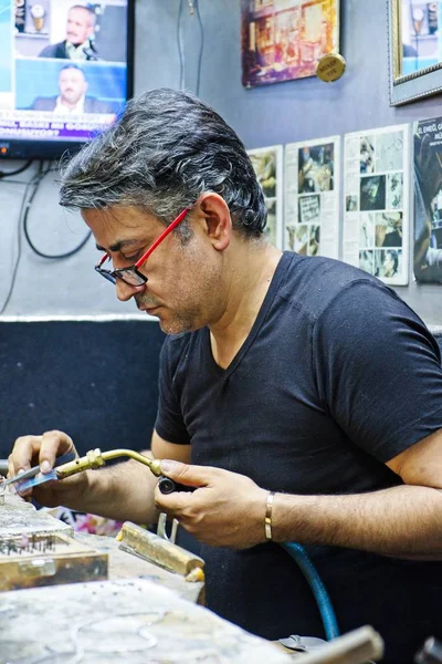 İstanbul, Türkiye-25 Mayıs: Istanbul Türkiye 'de kapalı çarşı 'da bir avluda çalışan kişi 25 Mayıs 2018. Kimliği belirsiz bir adam.