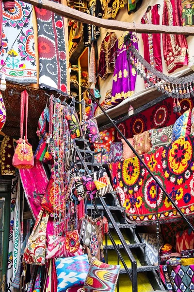 土耳其伊斯坦布尔 5月25日 2018年5月25日在土耳其伊斯坦布尔的大集市出售地毯和包 — 图库照片