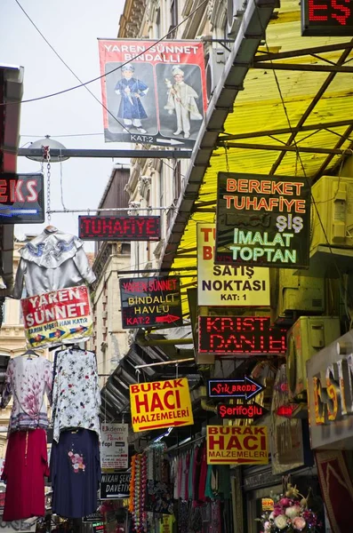 Istanbul Turchia Maggio Vestiti Cartelli Vicino Grand Bazaar Istanbul Turchia — Foto Stock