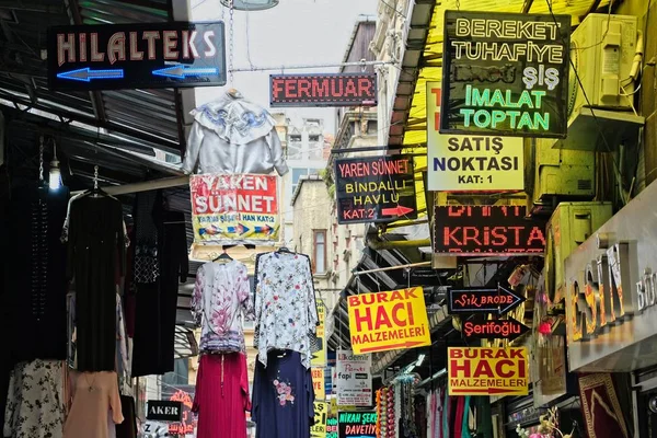 Istanbul Turchia Maggio Vestiti Cartelli Vicino Grand Bazaar Istanbul Turchia — Foto Stock