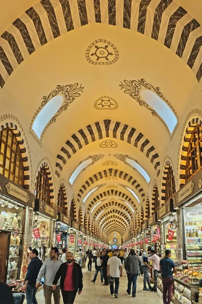 İstanbul, Türkiye-25 Mayıs: Istanbul Türkiye 'de Mısır Çarşısı 'nda dolaşan Insanlar 25 Mayıs 2018. Tanımlanamayan insanlar