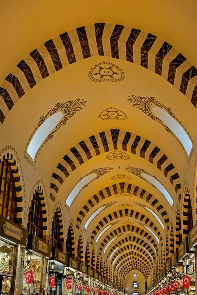 İstanbul, Türkiye-25 Mayıs: Istanbul Türkiye 'de Mısır Çarşısı 'nın süslü tavanı 25 Mayıs 2018