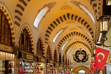 İstanbul, Türkiye-25 Mayıs: Istanbul Türkiye 'de Mısır Çarşısı 'nın süslü tavanı 25 Mayıs 2018