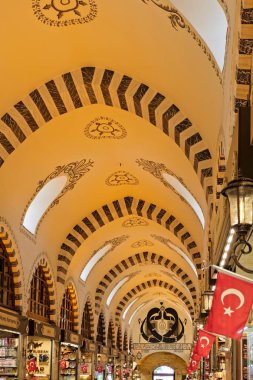 İstanbul, Türkiye-25 Mayıs: Istanbul Türkiye 'de Mısır Çarşısı 'nın süslü tavanı 25 Mayıs 2018