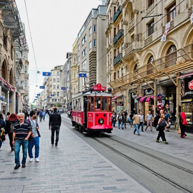 İstanbul, Türkiye-25 Mayıs: Istanbul Türkiye 'de Vintage Tram 25 Mayıs 2018. Tanımlanamayan insanlar