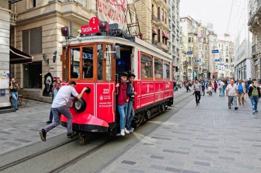 İstanbul, Türkiye-25 Mayıs: Istanbul Türkiye 'de Vintage Tram 25 Mayıs 2018. Tanımlanamayan insanlar