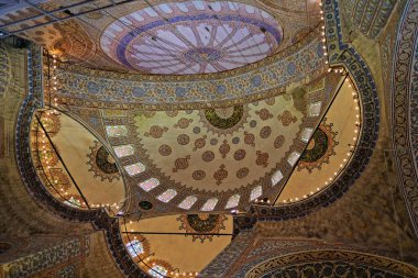 İstanbul, Türkiye-26 Mayıs: Istanbul Türkiye 'de Sultanahmet Camii 'nin Iç görünümü 26 Mayıs 2018