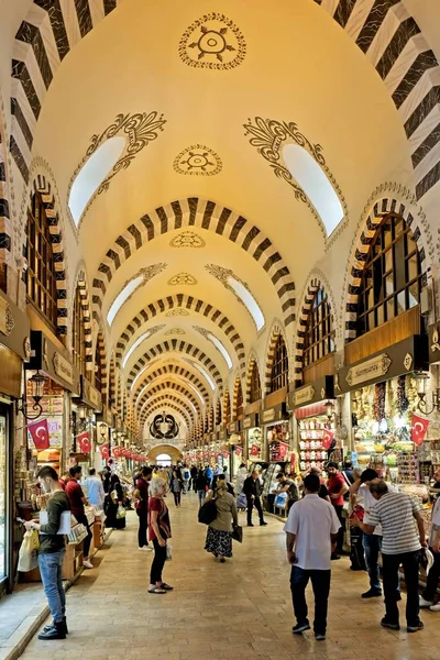 İstanbul, Türkiye-25 Mayıs: Istanbul Türkiye 'de Mısır Çarşısı 'nda dolaşan Insanlar 25 Mayıs 2018. Tanımlanamayan insanlar