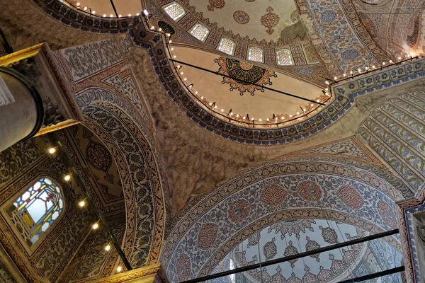 İstanbul, Türkiye-26 Mayıs: Istanbul Türkiye 'de Sultanahmet Camii 'nin Iç görünümü 26 Mayıs 2018