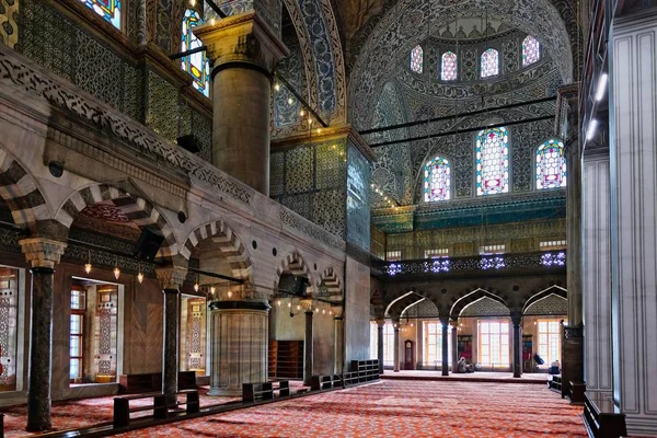 İstanbul, Türkiye-26 Mayıs: Istanbul Türkiye 'de Sultanahmet Camii 'nin Iç görünümü 26 Mayıs 2018. İki kimliği belirsiz kişi