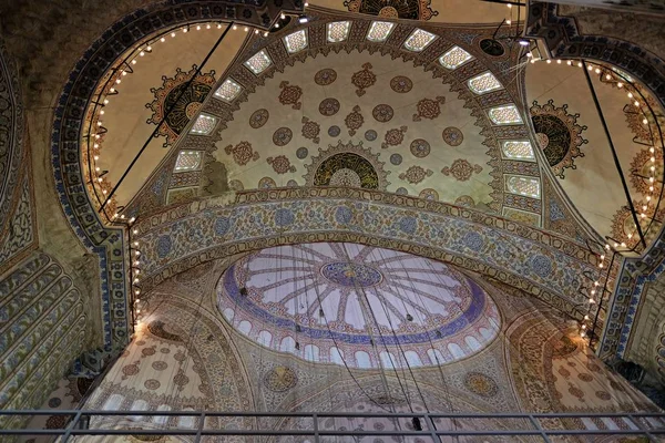 İstanbul, Türkiye-26 Mayıs: Istanbul Türkiye 'de Sultanahmet Camii 'nin Iç görünümü 26 Mayıs 2018
