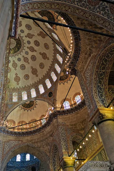 İstanbul, Türkiye-26 Mayıs: Istanbul Türkiye 'de Sultanahmet Camii 'nin Iç görünümü 26 Mayıs 2018