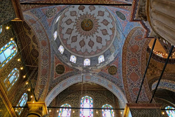 İstanbul, Türkiye-26 Mayıs: Istanbul Türkiye 'de Sultanahmet Camii 'nin Iç görünümü 26 Mayıs 2018