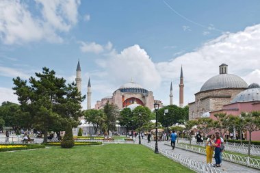 İstanbul, Türkiye-26 Mayıs: Istanbul 'da Ayasofya Müzesi 'nin dış görünümü 26 Mayıs 2018. Tanımlanamayan insanlar