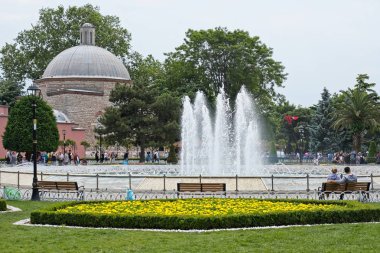 İstanbul, Türkiye-26 Mayıs: Istanbul 'da Ayasofya Müzesi 'Nin dışındaki Çeşme 26 Mayıs 2018. Tanımlanamayan insanlar