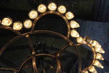 İstanbul, Türkiye-26 Mayıs: Istanbul 'da Ayasofya Müzesi 'nde olağandışı ışık bağlantısı 26 Mayıs 2018